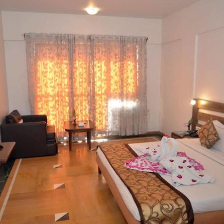 Hôtel Sapphire à Lonavala Extérieur photo