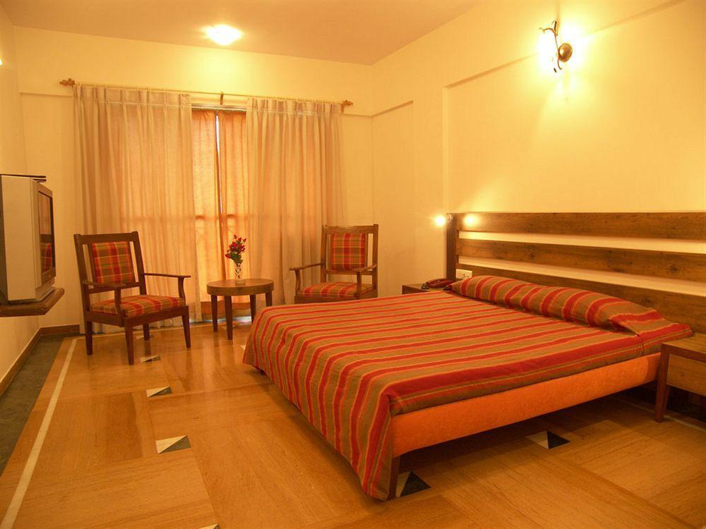 Hôtel Sapphire à Lonavala Extérieur photo
