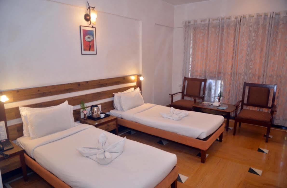 Hôtel Sapphire à Lonavala Extérieur photo